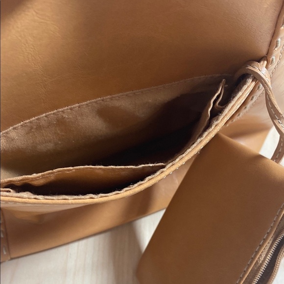 Relic Tan Shoulder Bag with Sleek Design - Picture 4 of 10